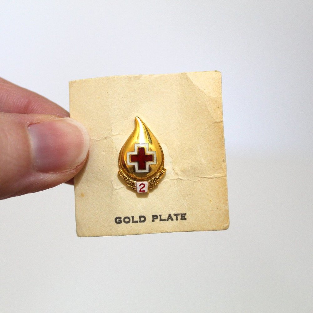 VTG Red Cross 2 Gallon Blood Donor Teardrop Gold Plated Enamel Lapel Pin